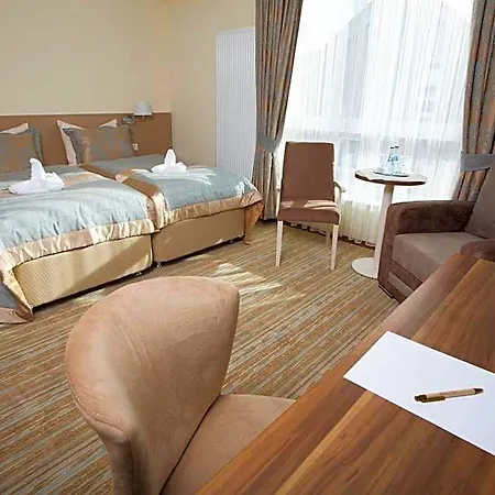 Cityhotel Am Mckeeplatz فندق كْرايلتْسهايم